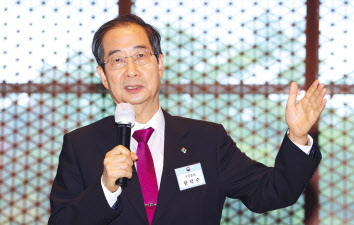 한덕수 국무총리가 지난 28일 세종공관에서 열린 출입기자단 간담회에서 취재진의 질문에 답변하고 있다. [연합]