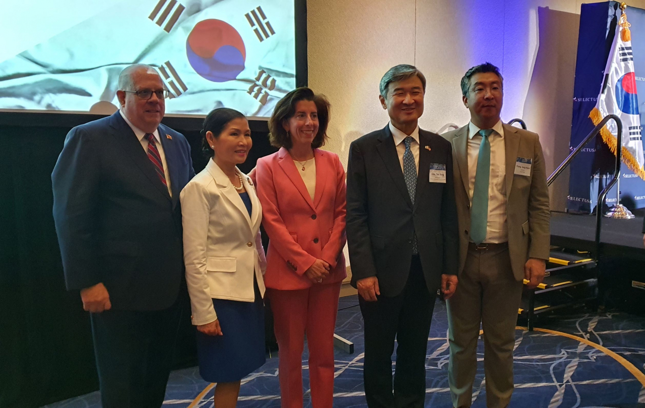래리 호건(왼쪽부터) 매릴랜드주 주지사, 유미 호건 매릴랜드주 주지사 영부인, 지나 레이몬드 미 상무부 장관, 조태용 주미대한민국대사, 장상현 코트라 인베스트 코리아 대표가 28일(현지시간) 워싱턴 DC에서 열린 한-미 투자 협력 포럼에서 기념사진을 촬영하고 있다. [코트라 제공]