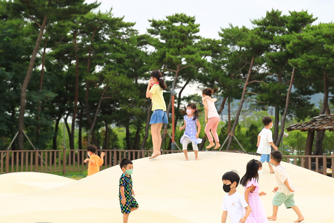 부산경남경마공원 공원지역에 설치된 바운싱돔에서 아이들이 즐거운 시간을 보내고 있다. [마사회 제공]