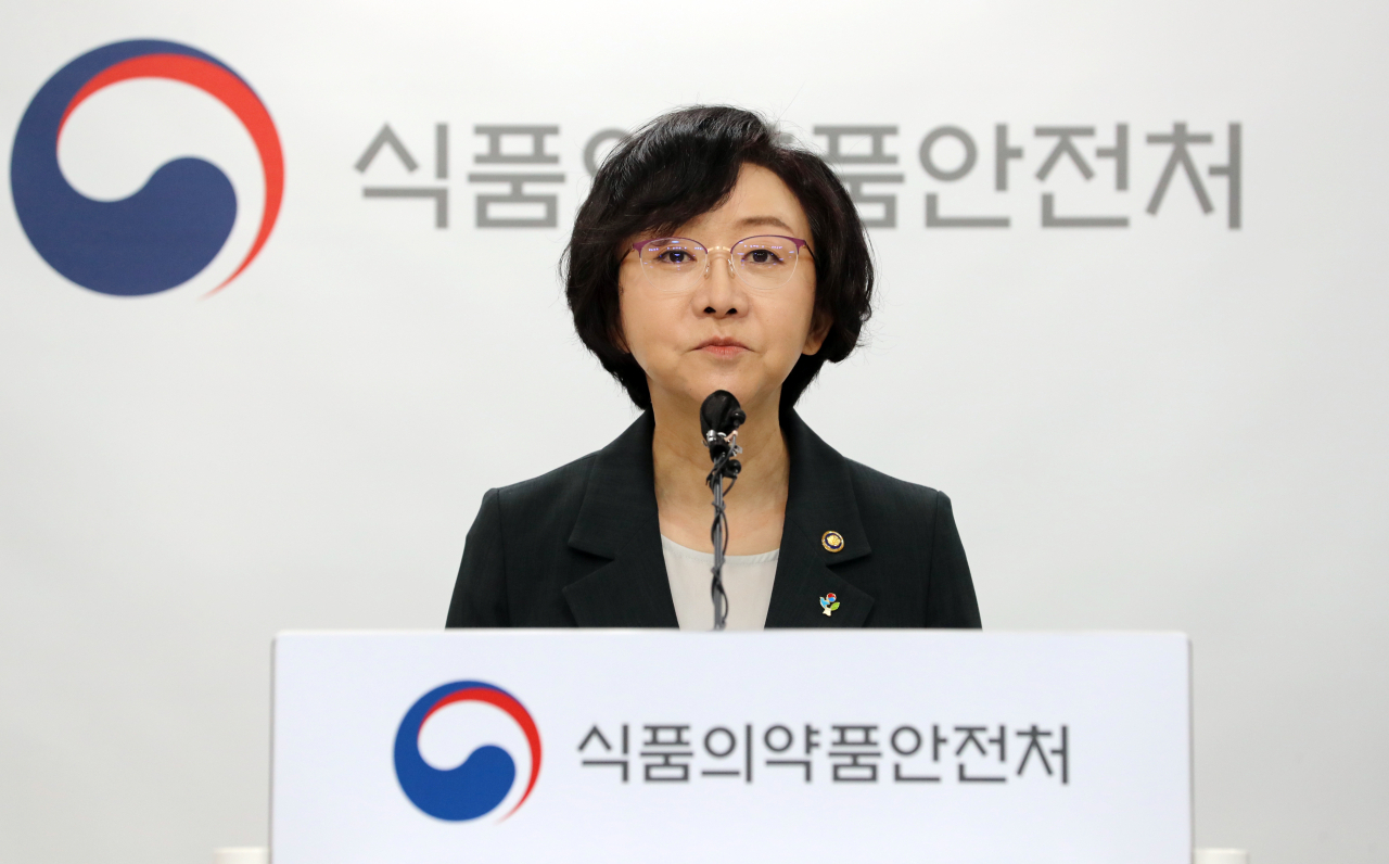 오유경 식품의약품안전처장이 29일 오후 충북 청주시 식약처 회의실에서 브리핑을 열고 SK바이오사이언스의 '스카이코비원멀티주' 신종 코로나바이러스 감염증(코로나19) 백신을 허가하겠다고 발표하고 있다. [연합]