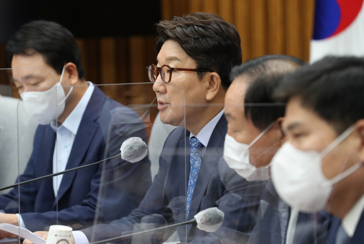 권성동 국민의힘 원내대표가 28일 오전 서울 여의도 국회에서 열린 원내대책회의에서 모두발언을 하고 있다.이상섭 기자