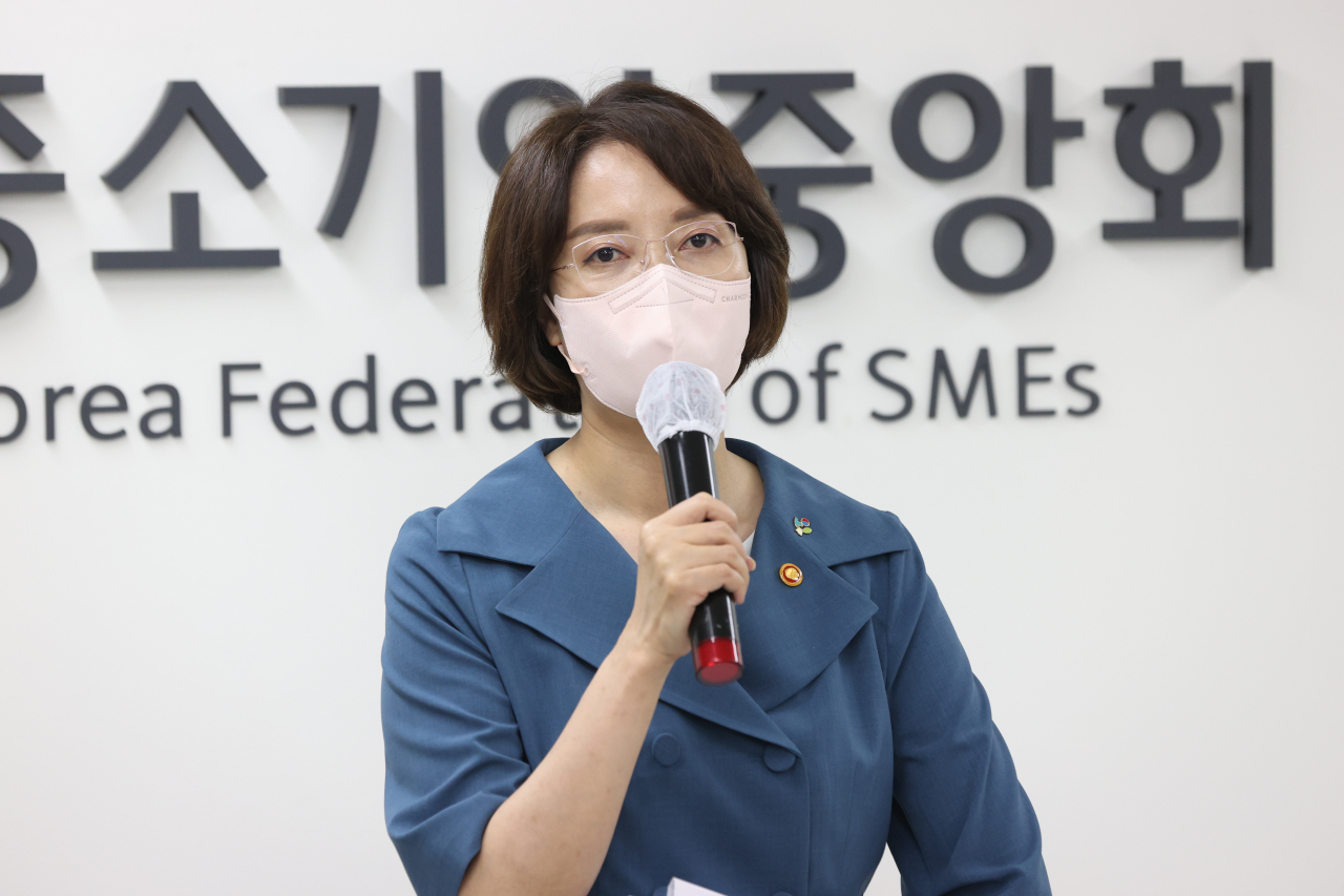 이영 중소벤처기업부 장관이 29일 서울 영등포구 중소기업중앙회에서 기자들의 질문에 답하고 있다. [연합]
