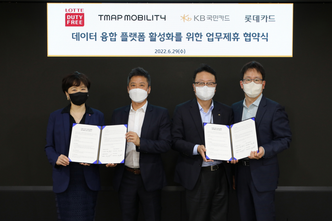 29일 서울 종로구 내수동 KB국민카드 본사에서 열린 '데이터 융합 플랫폼 활성화를 위한 업무제휴 협약식' 후 (왼쪽부터) 이상진 롯데면세점 마케팅부문장, 이종갑 티맵모빌리티 그룹장, 이호준 KB국민카드 상무, 고영현 롯데카드 상무가 기념 촬영을 하고 있다.[롯데면세점 제공]