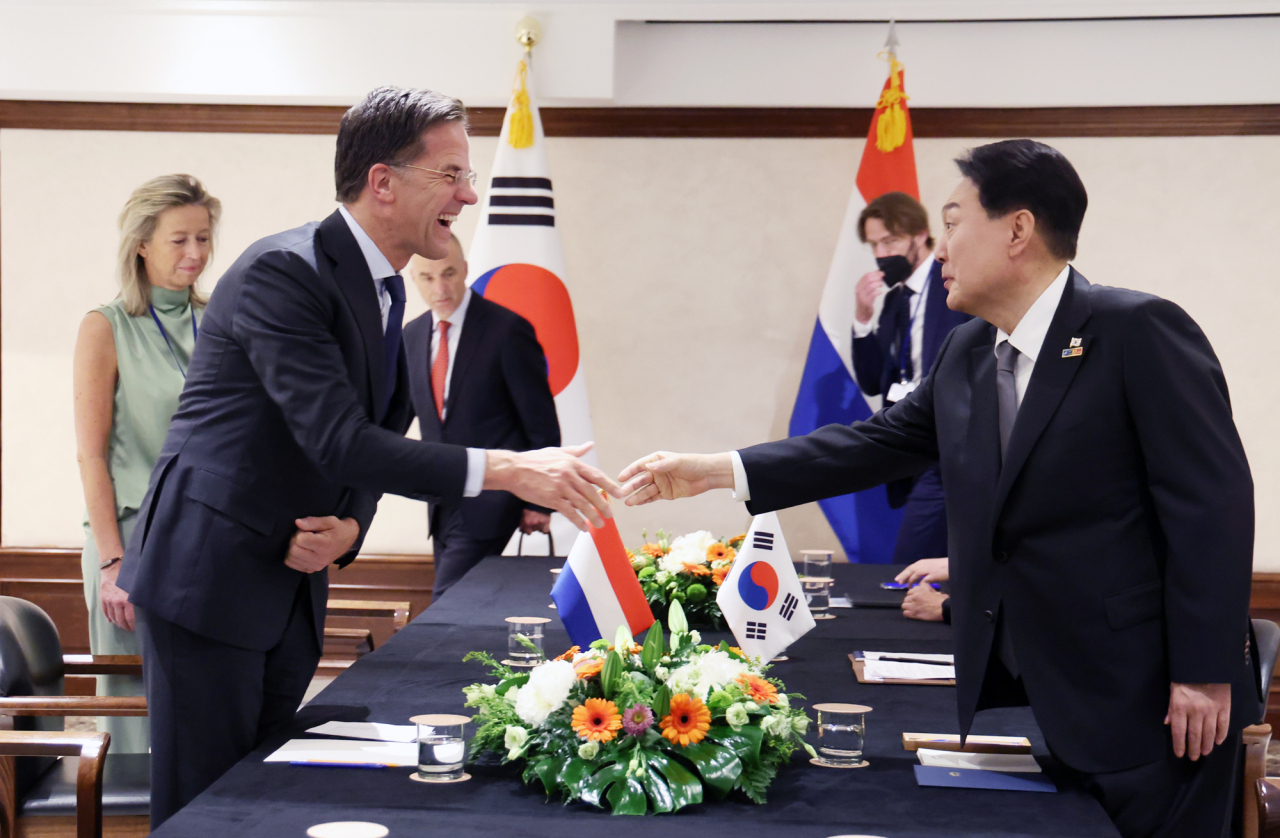 북대서양조약기구((NATO·나토) 정상회의 참석을 위해 스페인을 방문 중인 윤석열 대통령이 29일(현지시간) 마드리드 시내 한 호텔에서 열린 한·네덜란드 정상회담에서 마르크 뤼터 네덜란드 총리와 인사하고 있다. [연합]