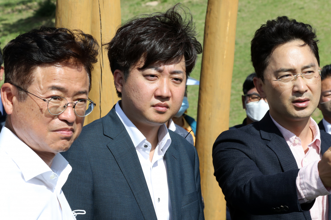 29일 경북 포항시 남구 동해면 연오랑세오녀테마공원에서 국민의힘 이준석 대표(가운데)가 영일만대교 현장 부지를 둘러보고 있다. 왼쪽은 이철우 경북도지사, 오른쪽은 국민의힘 김병욱 국회의원. [연합]