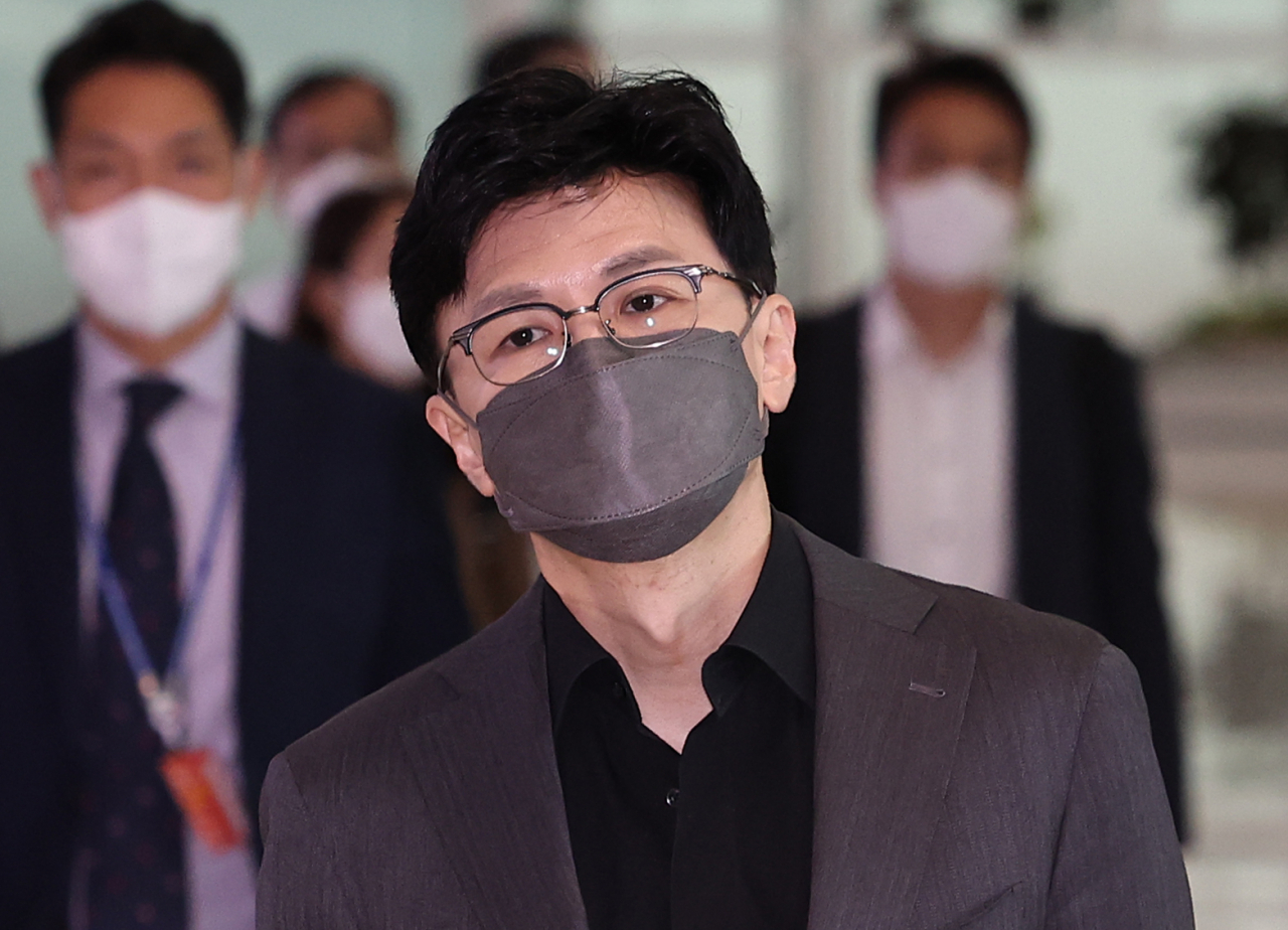 미국 연방수사국(FBI) 방문을 위해 출장길에 오르는 한동훈 법무부 장관이 29일 오전 영종도 인천국제공항 제2여객터미널에 도착, 출국장으로 향하고 있다. [연합]