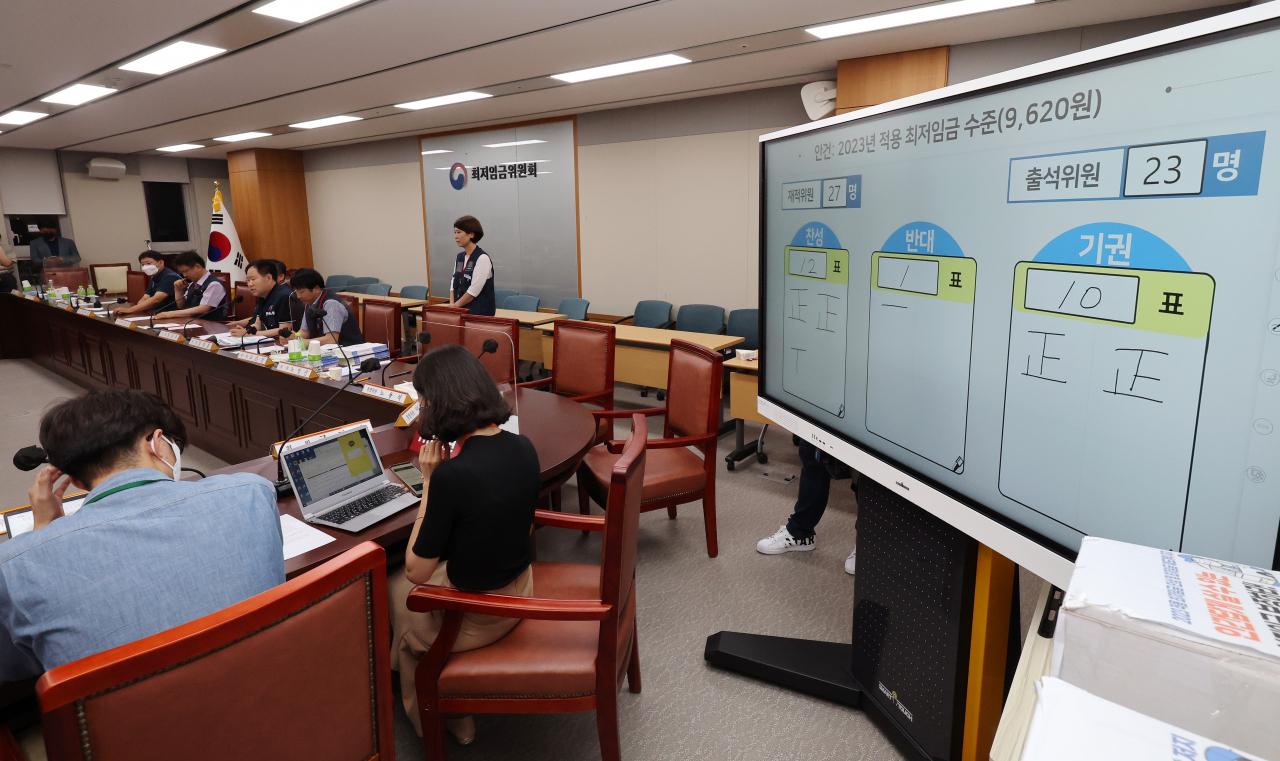 30일 새벽 세종시 정부세종청사 최저임금위원회 회의실에서 열린 제8차 전원회의에서 내년도 최저임금을 9620원으로 결정된 가운데 근로자위원들이 입장을 밝히고 있다. [연합]