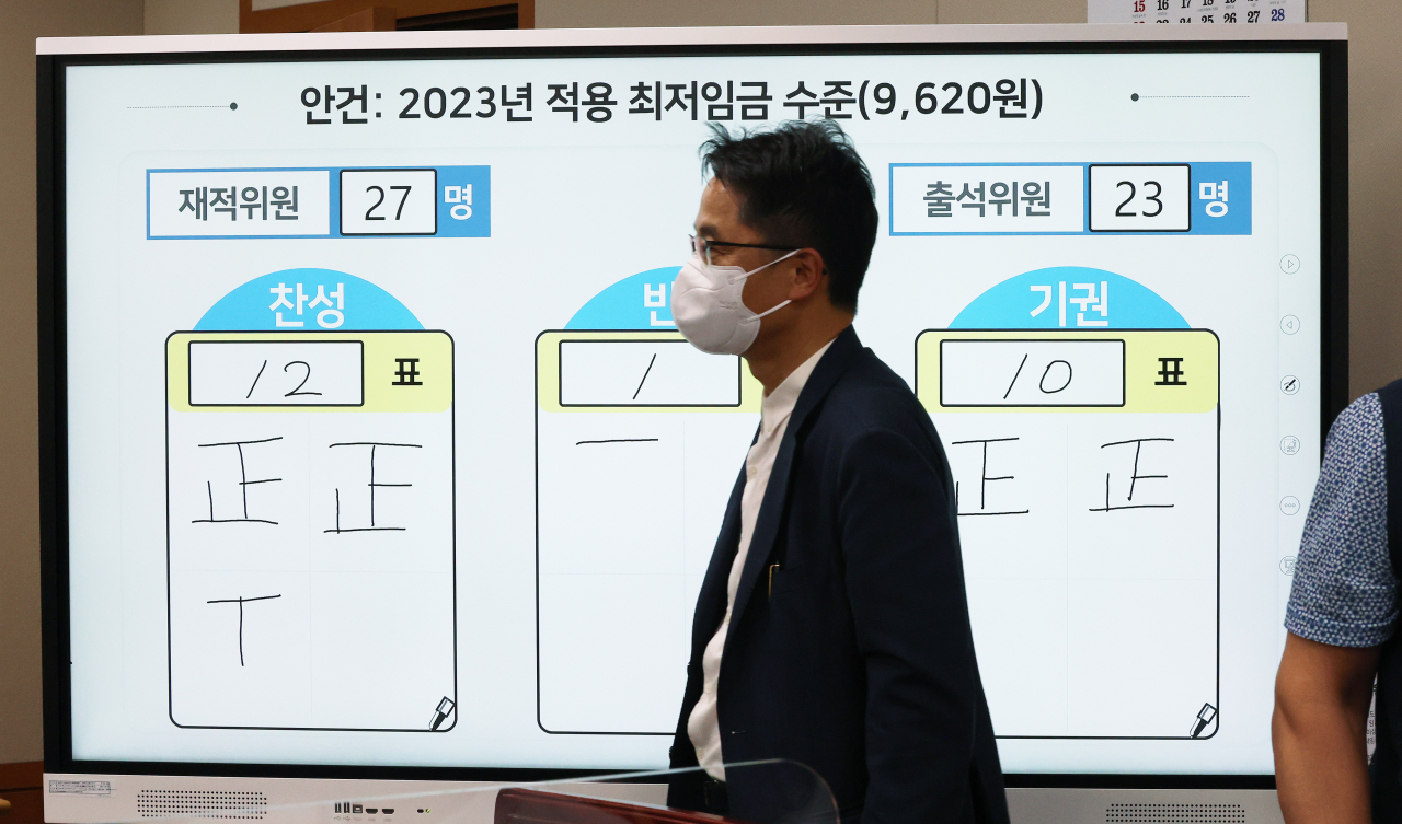 30일 오전 세종시 정부세종청사 최저임금위원회 회의실에서 열린 제8차 전원회의에서 내년도 최저임금을 9천620원으로 결정됐다. [연합]