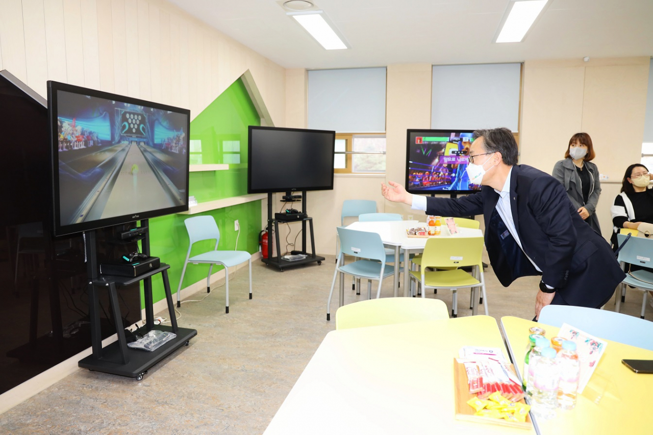 스마트 교육공간에서 유성훈 금천구청장이 기기를 활용하고 있는 모습. [금천구 제공]