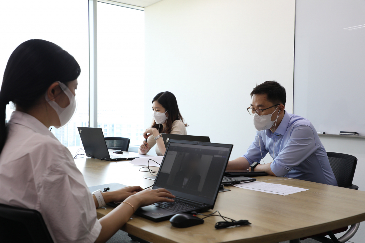흥국생명 인사팀이 가정 해체로 보호를 받고 있는 청소년들에게 취업을 위한 비대면 모의면접을 돕고 있다. [흥국생명]