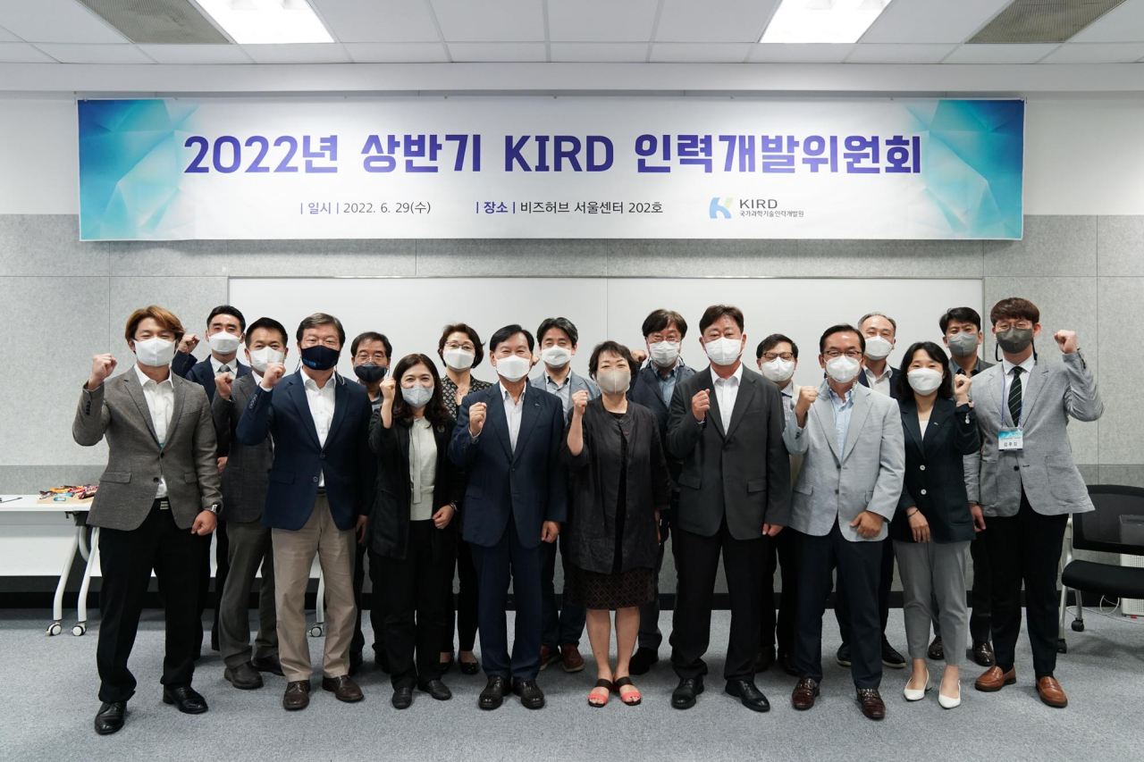 KIRD 2022년 상반기 인력개발위원회 참석자들이 기념촬영을 하고 있다.[KIRD 제공]