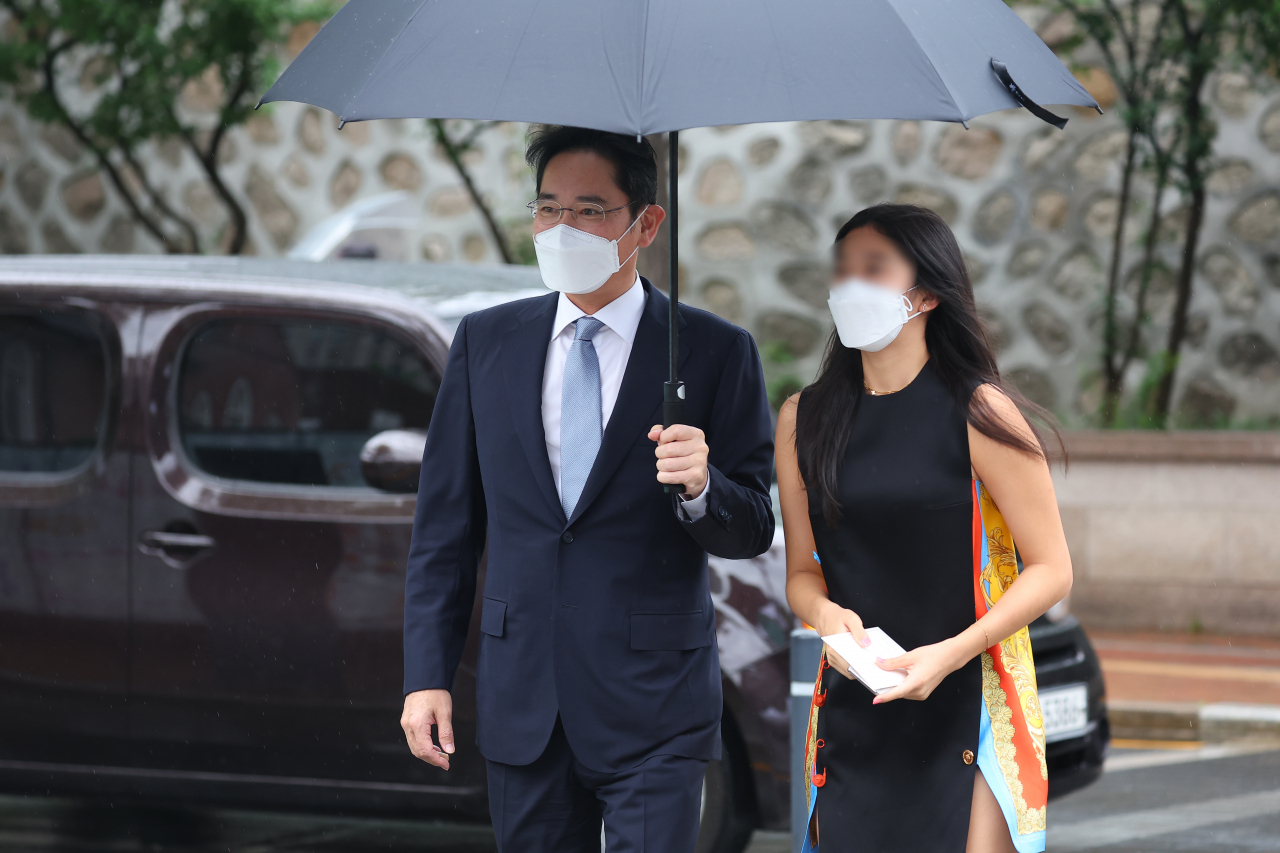 이재용 삼성전자 부회장이 27일 정의선 현대차그룹 회장 장녀 진희씨 결혼식이 열리는 서울 중구 정동교회로 딸과 함께 들어가고 있다. [연합]