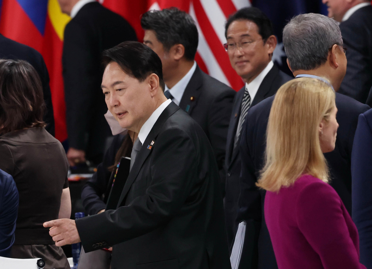 President Yoon Suk-yeol (L) is seen at a summit of the North Atlantic Treaty Organization in Madrid on Wednesday. (Yonhap)