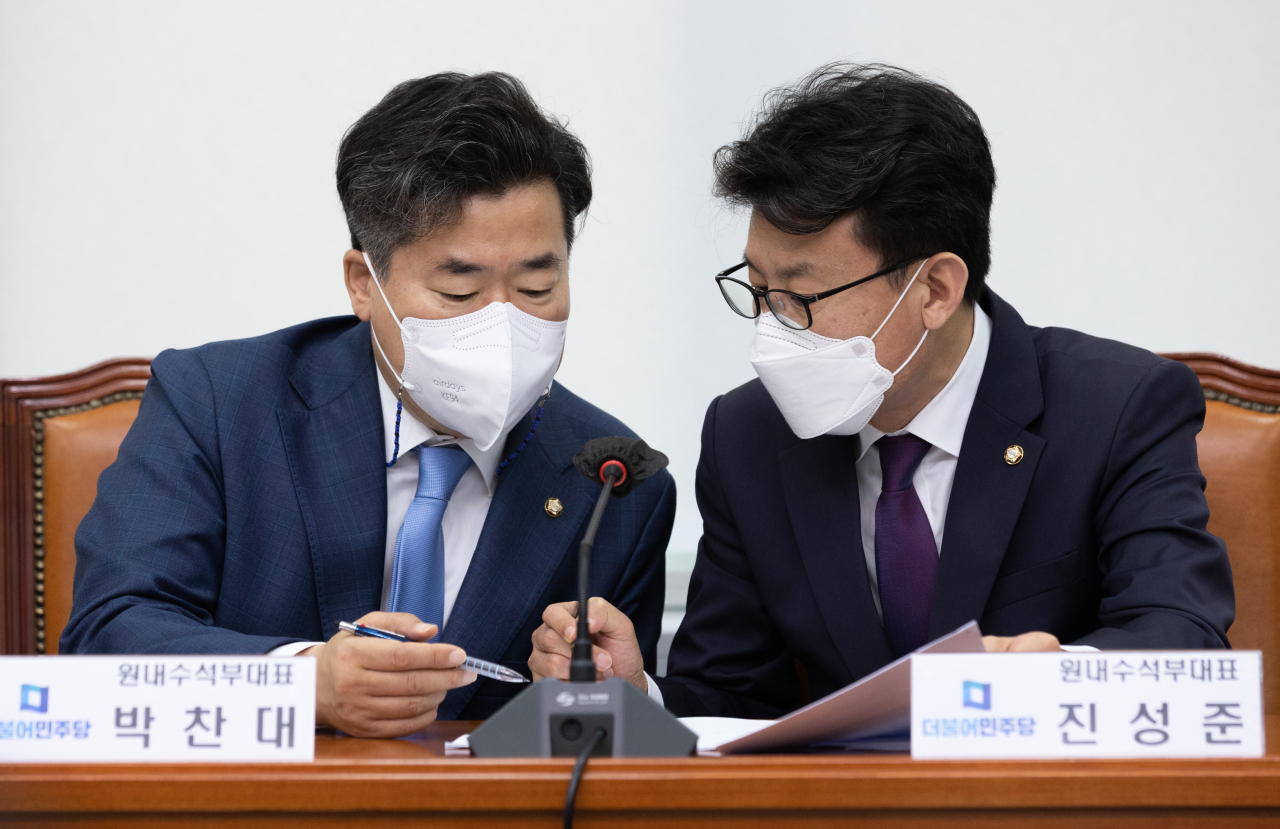 더불어민주당 진성준 원내운영수석부대표(오른쪽)와 박찬대 원내정책수석부대표가 22일 오전 서울 여의도 국회에서 열린 비상대책위원회 회의에서 대화하고 있다. [연합]