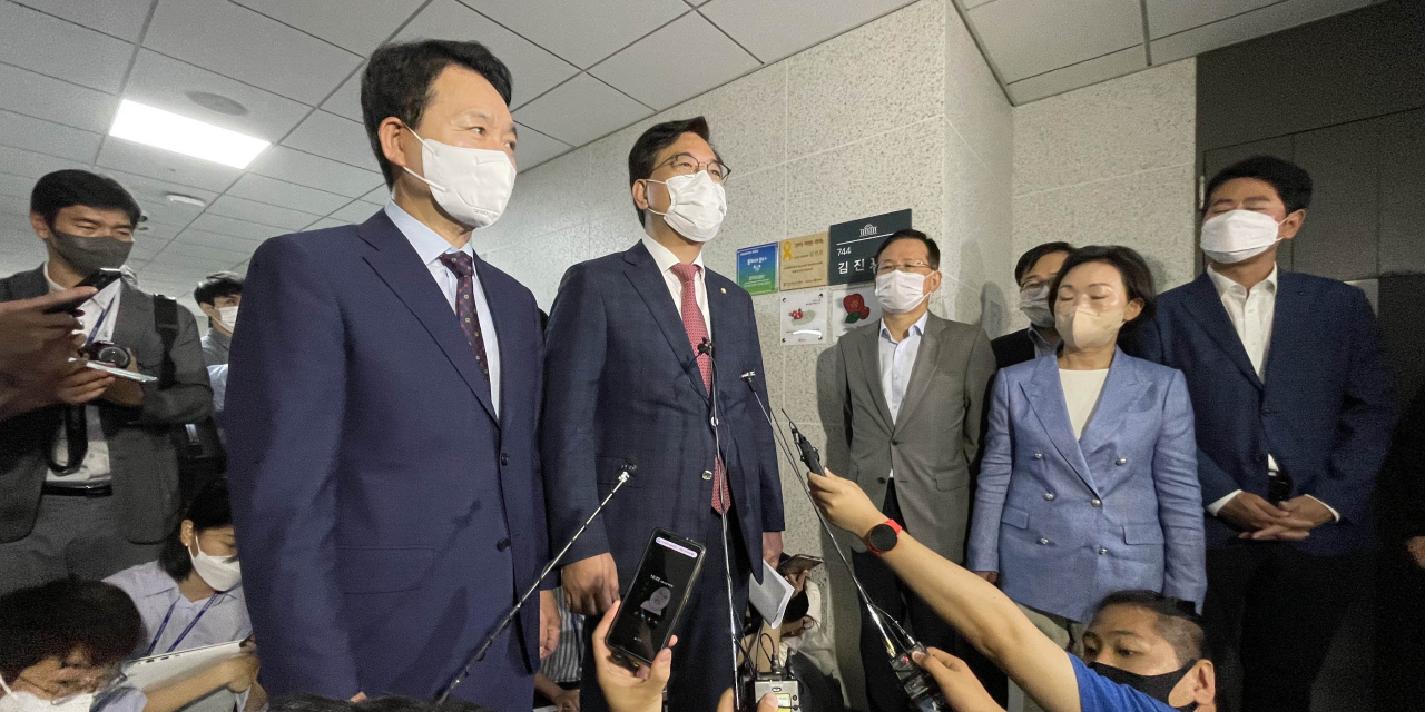 국민의힘 성일종 정책위의장, 송언석 원내수석부대표와 원내부대표단이 30일 오전 더불어민주당의 원구성 강행 시도와 관련해 서울 여의도 국회 의원회관의 김진표 민주당 국회의장 후보자 사무실을 항의방문하며 기자들의 질문에 답하고 있다. [연합]