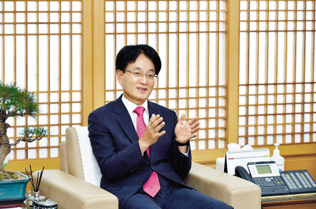 손병환 NH농협금융지주 회장이 최근 계열사 실무진들과 ‘릴레이 토론회’를 갖고 허심 탄회한 이야기 청취에 나섰다. 솔직하고 가감없는 목소리를 듣기 위해 이례적으로 임원들도 배제한 실무진들과의 잇딴 농협금융의 개선방안을 브레인 스토밍하기 위한 차원이다. 사진은 손병환 NH농협금융지주 회장