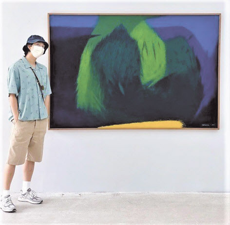 화가 유영국 그림 앞에 선 방탄소년단 RM. [RM인스타그램]