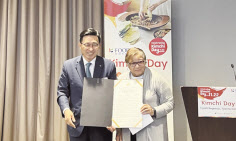 김춘진(왼쪽) 한국농수산식품유통공사 사장이 지난달 26일(현지시간) 미국 워싱턴D.C를 방문해, 김치의 날’ 제정 결의안을 전달한 후 기념촬영을 하고 있다. [한국농수산식품유통공사 제공]