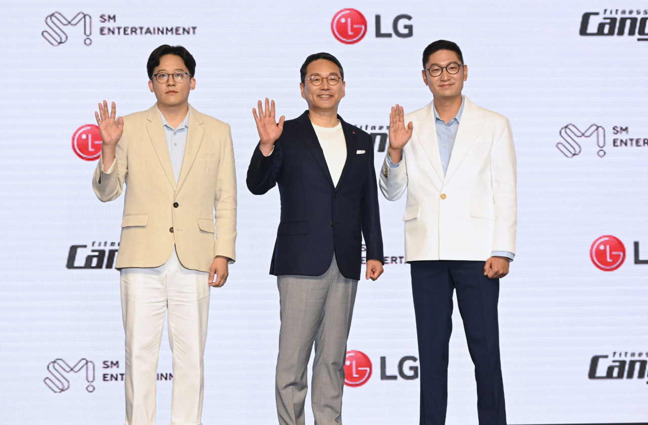 30일 서울 여의도 콘래드호텔에서 SM엔터테인먼트와 홈 피트니스 분야 합작법인 ‘피트니스캔디(Fitness Candy)’ 출범식을 열고 사업 비전과 향후 계획을 발표했다. 이성수(왼쪽부터) SM엔터테인먼트 공동대표, 조주완 LG전자 CEO 사장, 탁영준 SM엔터테인먼트 공동대표. [LG전자]