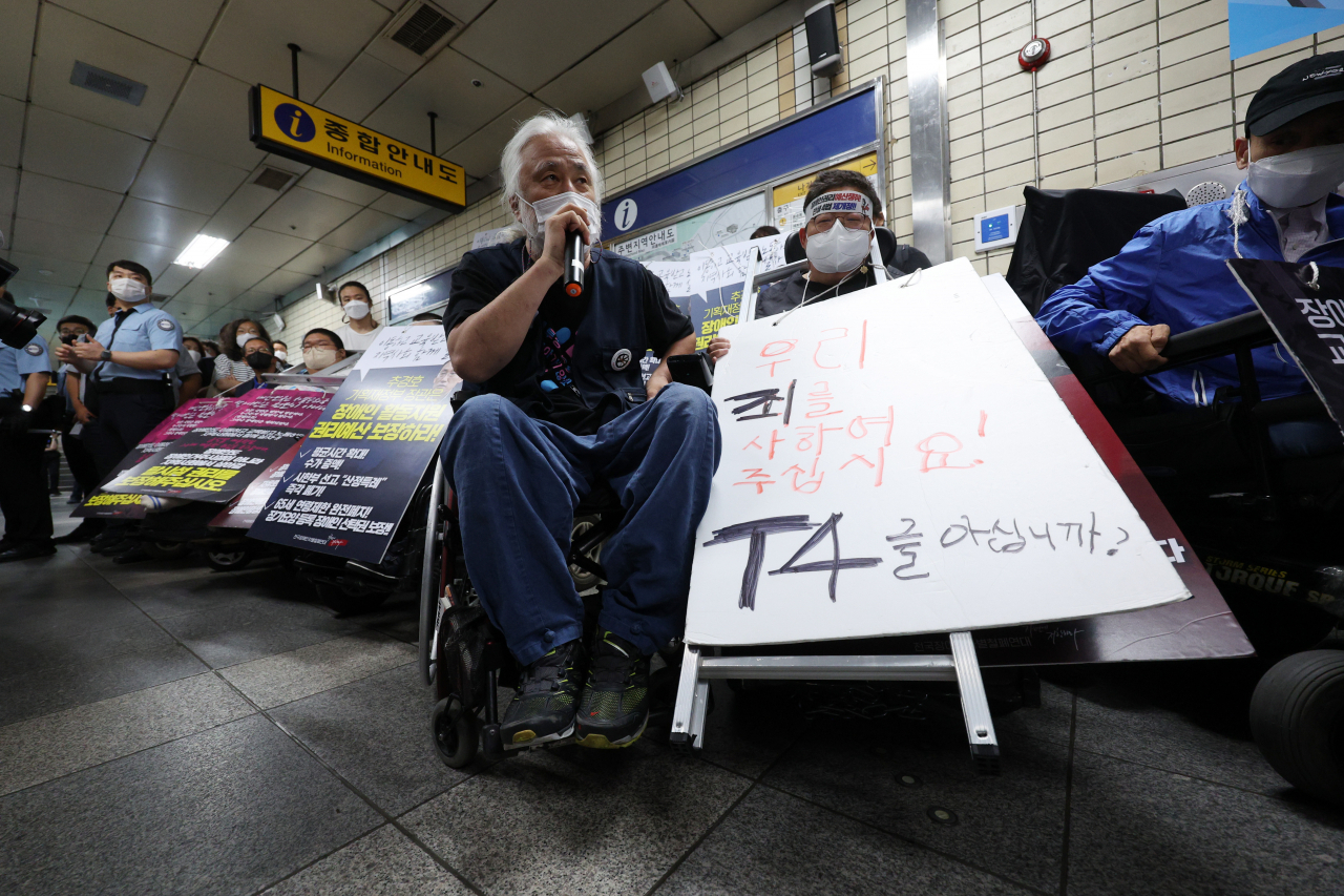 박경석(오른쪽) 전국장애인차별철폐연대(전장연) 상임공동대표와 활동가들이 지난 13일 오전 서울 지하철 4호선 혜화역에서 지하철 집회를 재개하며 장애인권리예산과 이동권 보장을 촉구하고 있다. [연합]