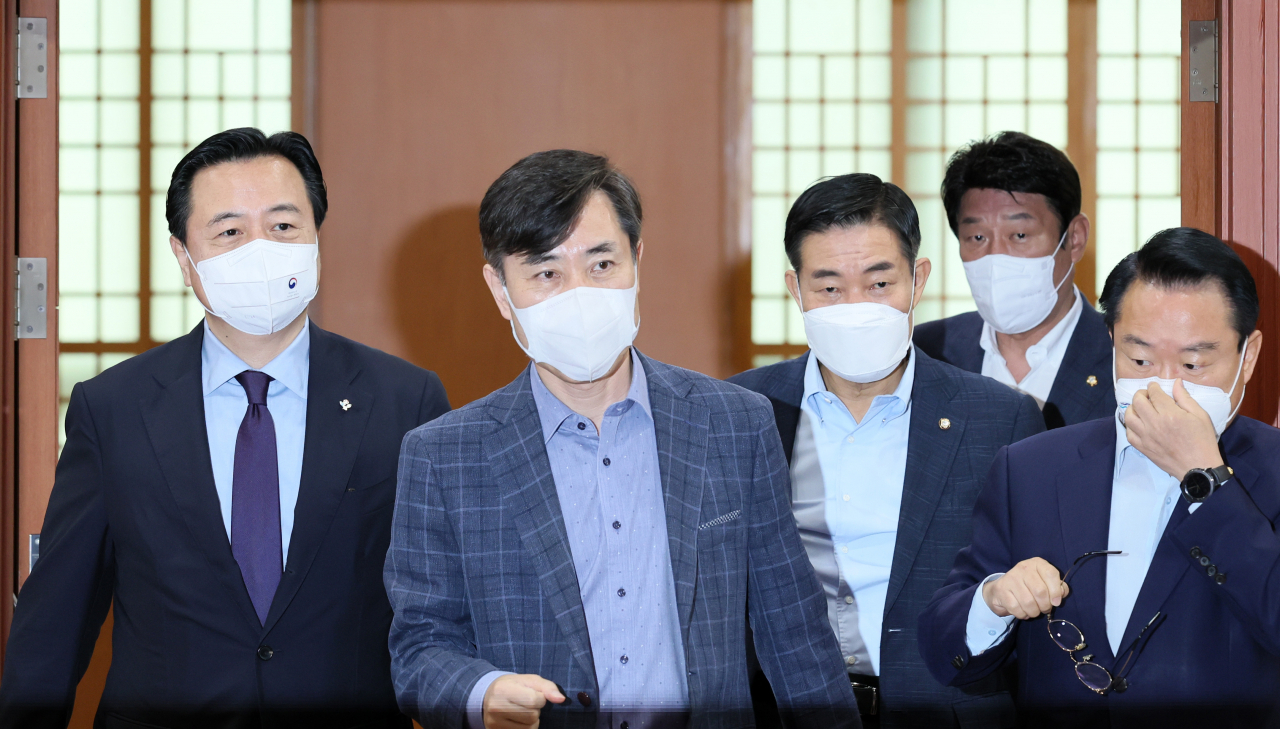 하태경 국민의힘 해수부 공무원 피격사건 진상조사단 TF 단장이 29일 서울 종로구 외교부 청사를 방문, 조현동 외교부 차관과 간담회를 갖기 위해 회의실로 들어서고 있다.[사진=국회사진기자단]