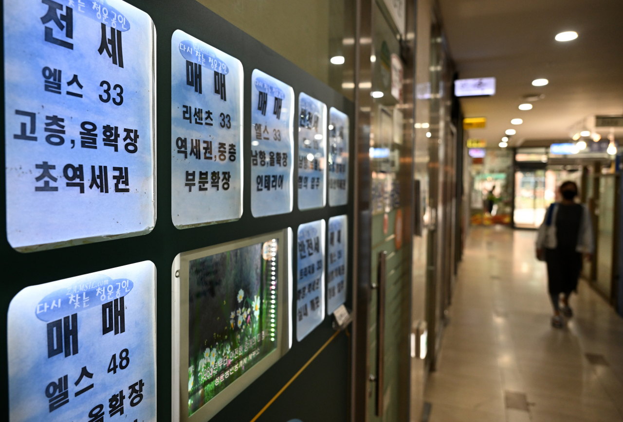 서울 송파구의 한 아파트 상가 내 공인중개소 거리가 한산한 모습을 보이고 있다. [헤럴드경제DB]
