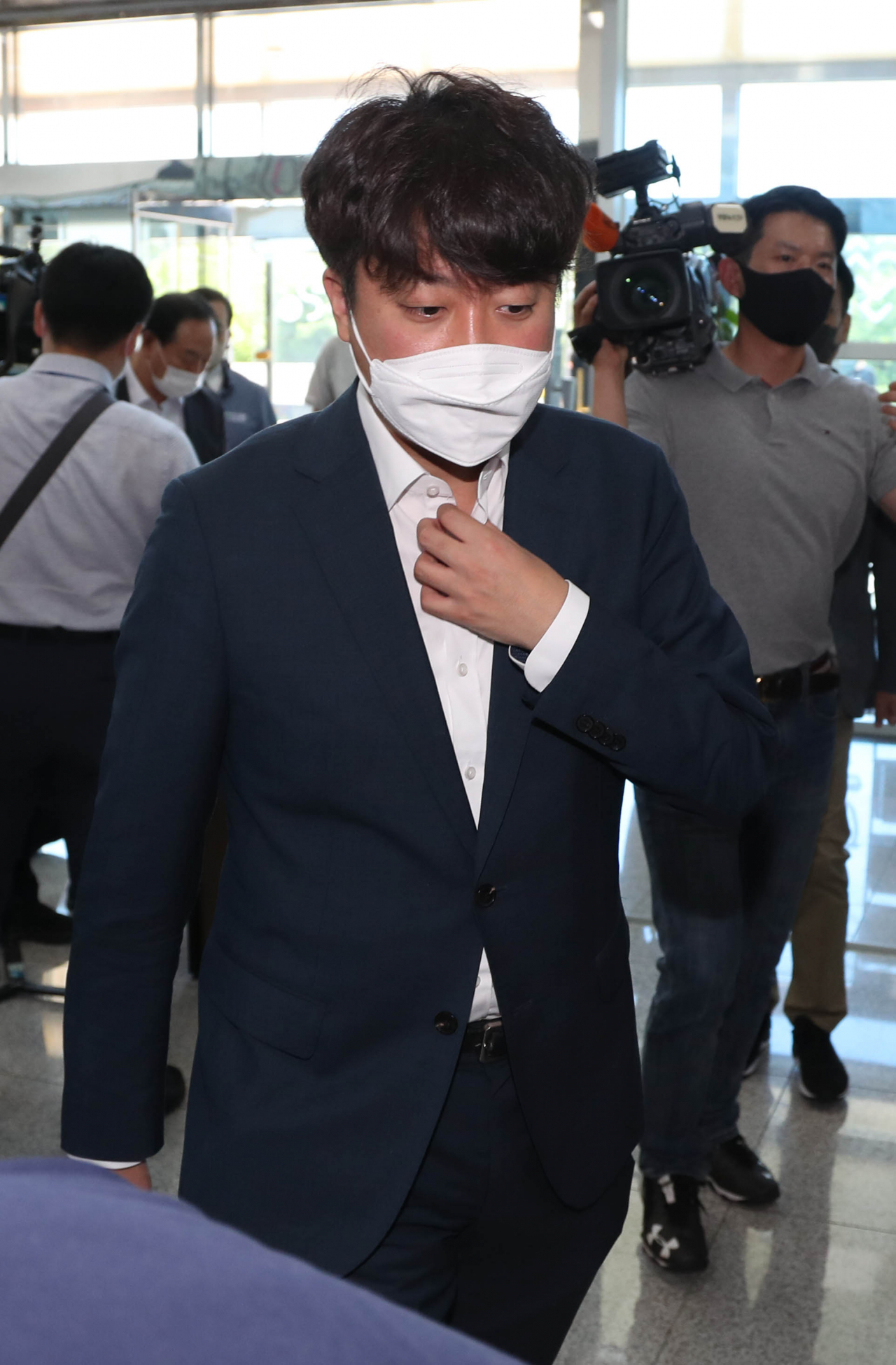 이준석 국민의힘 대표가 30일 경북 경주 월성원전의 사용후핵연료 임시저장시설(맥스터)을 방문하기에 앞서 월성원전 홍보관에 도착하고 있다. [연합]