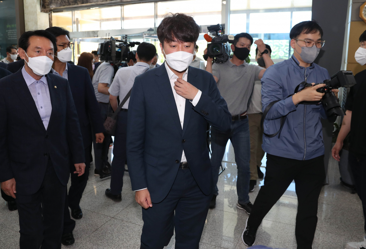이준석 국민의힘 대표는 30일 경북 경주 월성원전의 사용후핵연료 임시저장시설(맥스터)을 방문하기에 앞서 월성원전 홍보관에 도착하고 있다. [연합]