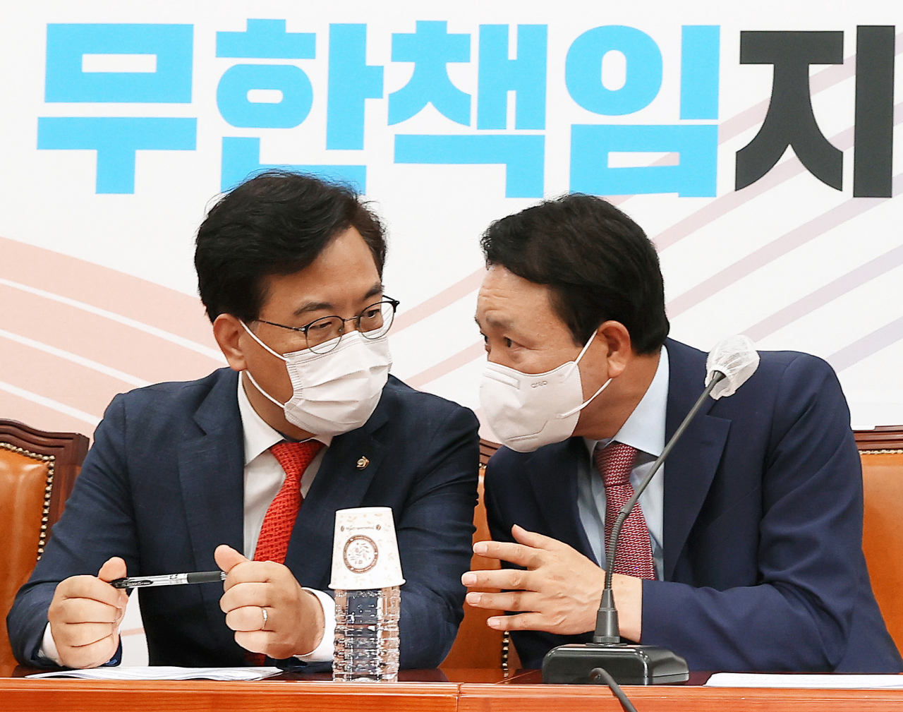 30일 국회에서 열린 국민의힘 중진의원 현안간담회에서 송언석 원내수석부대표(왼쪽)와 성일종 정책위의장이 대화하고 있다. [연합]