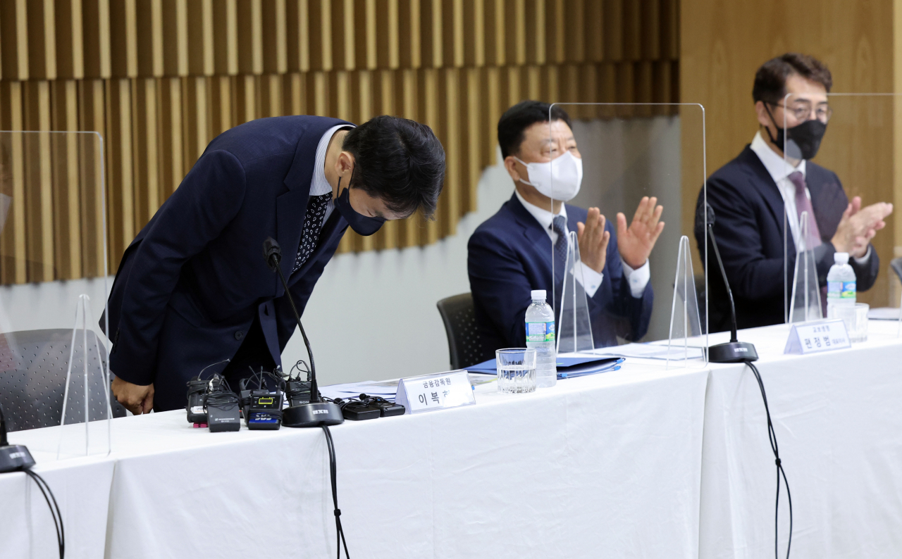 이복현 금융감독원장이 30일 오전 서울 종로구 생명보험교육문화센터에서 열린 보험회사 CEO 간담회에서 인사하고 있다. 연합뉴스