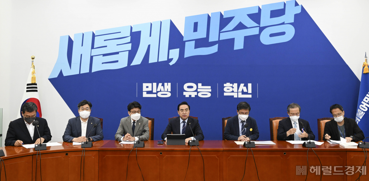 박홍근 더불어민주당 원내대표가 30일 국회 원내대표회의실에서 열린 정책조정회의 중 모두발언을 하고 있다. 이상섭 기자