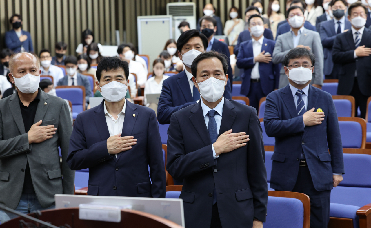 더불어민주당 우상호 비상대책위원장과 의원들이 30일 오후 서울 여의도 국회에서 열린 의원총회에서 국민의례를 하고 있다. [연합]