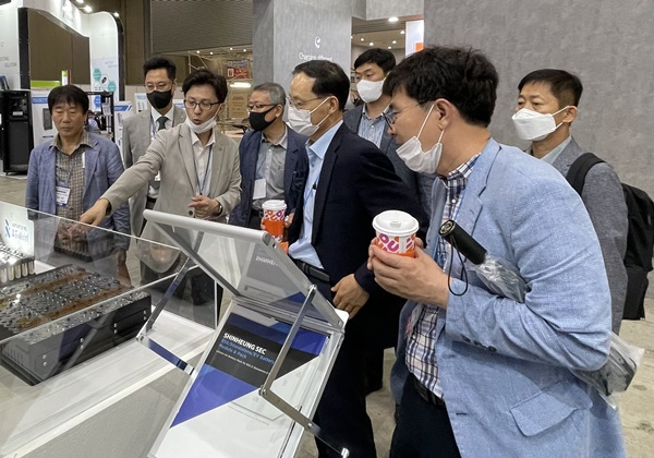 송상락 광양만권경제청장을 비롯한 부서 관계자들이 2022 세계에너지저장시스템 엑스포에 참가한 기업들의 제품 설명을 듣고 있다.