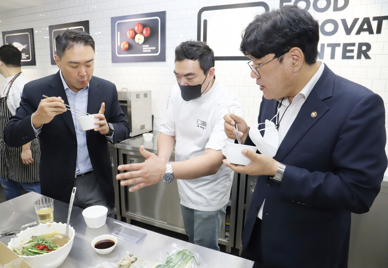 30일 롯데마트 본사에서 강성현 롯데마트 대표(사진 왼쪽)와 조재호 농촌진흥청장(사진 오른쪽)이 ‘농가맛집’ 밀키트 제품을 시식하는 모습.[롯데마트 제공]
