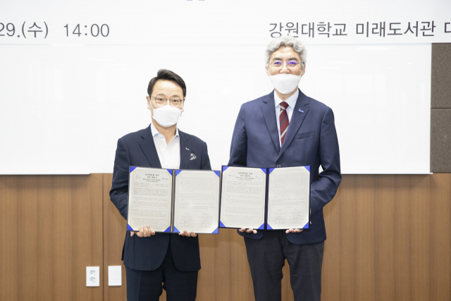 겐트대 글로벌캠퍼스 한태준 총장〈오른쪽〉과 강원대 김헌영 총장이 업무협약을 체결하고 기념포즈를 취하고 있다.