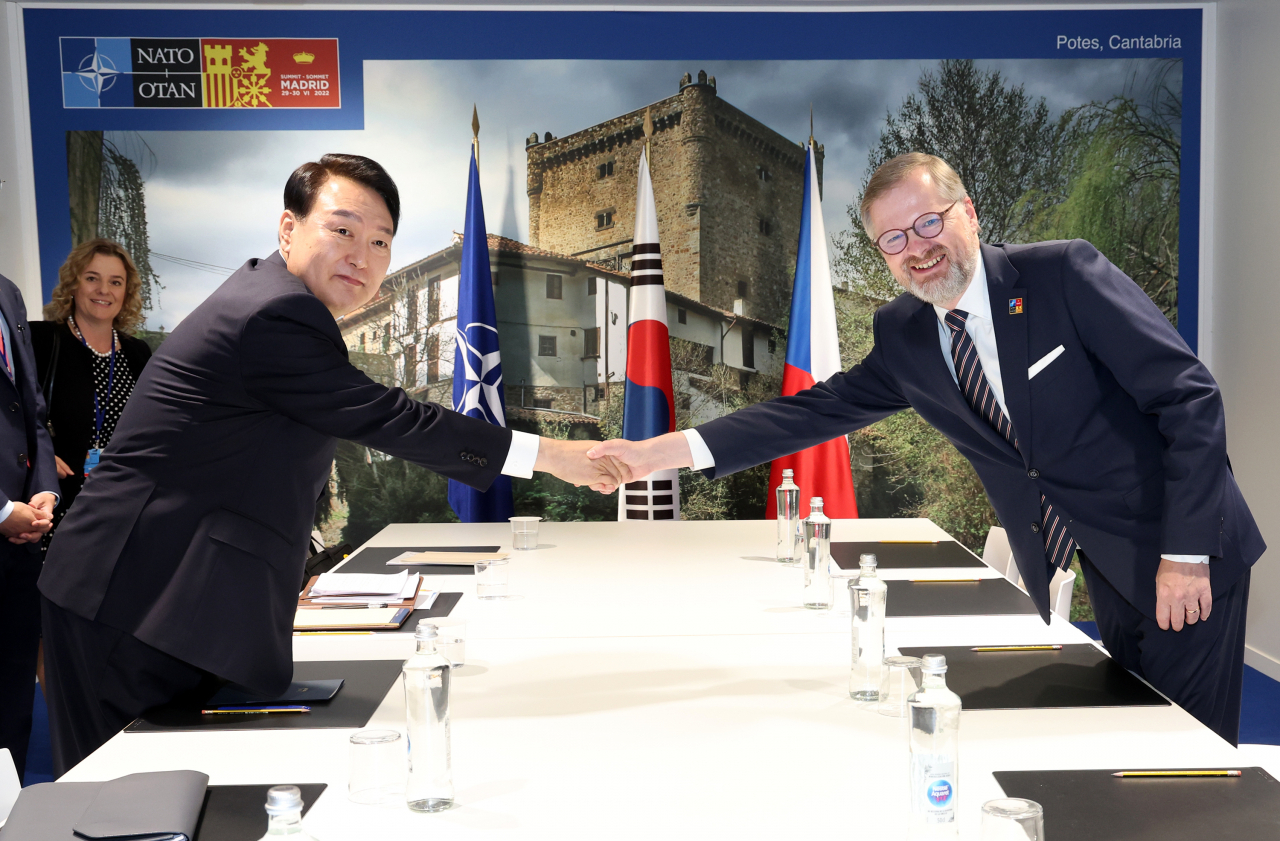 북대서양조약기구(NATO·나토) 정상회의 참석차 스페인 마드리드를 방문 중인 윤석열 대통령이 30일 오전(현지시간) 마드리드 이페마 컨벤션센터에서 페트르 피알라 체코 총리와 정상회담에 앞서 악수하고 있다. [연합]
