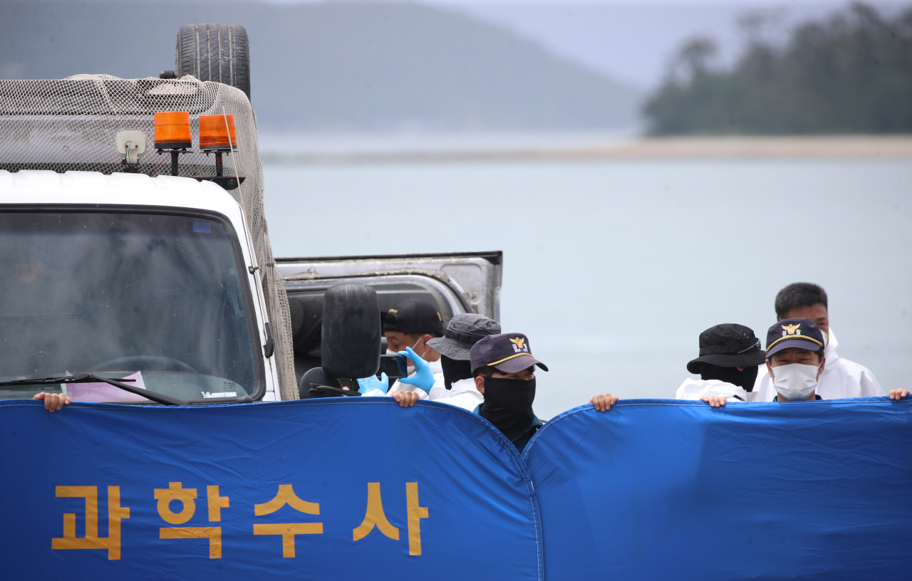 29일 오후 전남 완도군 신지면 송곡선착장 부근에서 경찰이 10ｍ 바닷속에 잠겨있는 조유나(10)양 가족의 차량을 인양한 뒤 조양 가족으로 추정되는 시신을 수습하고 있다. 경찰은 실종된 조양의 가족과 차량을 찾기 위해 수중 수색하다 전날 가두리양식장 아래에 잠겨있는 차량을 발견했다. 연합뉴스