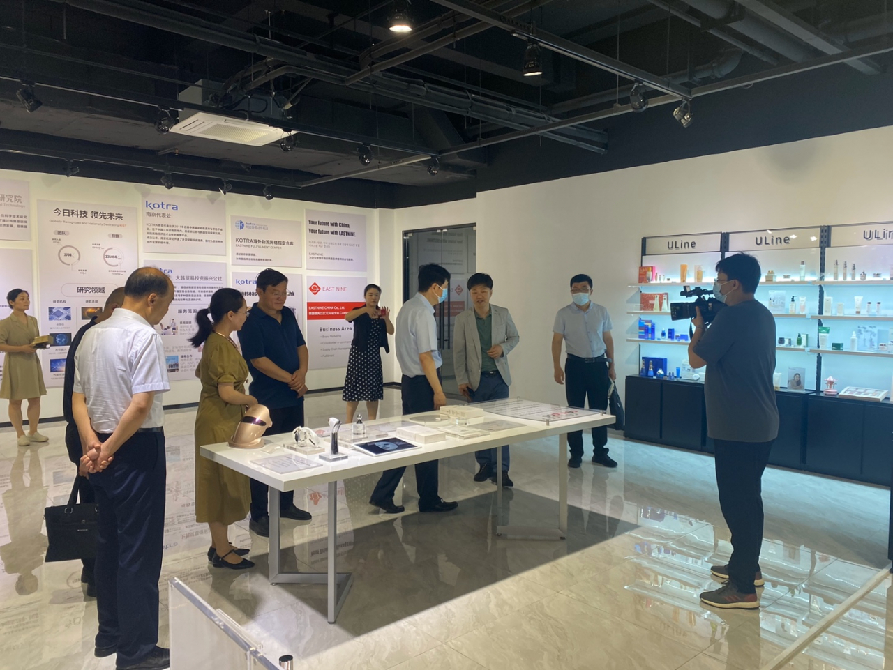 지난 22일 ‘한·중 크로스보더 전시 체험 센터’ 오프닝 행사에 참석한 바이어들이 제품에 대해 이야기를 나누고 있다. [이스트나인차이나 제공]