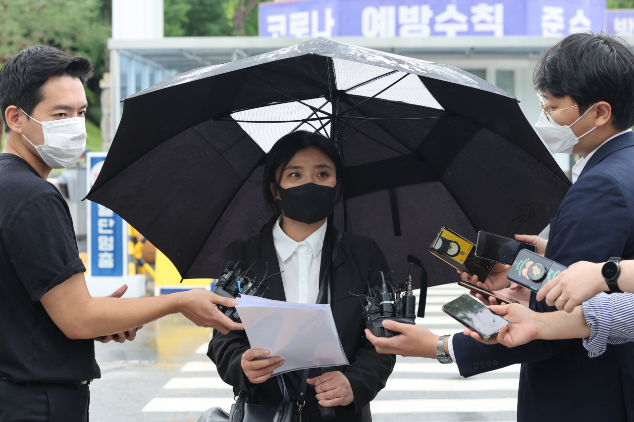 국민의힘 이준석 대표에게 성 접대를 한 의혹을 받는 김성진 아이카이스트 대표 측 법률대리인인 김소연 변호사가 30일 경기 의왕 서울구치소에서 진행된 서울경찰청 반부패·공공범죄수사대의 김 대표에 대한 접견조사에 참관 후 취재진의 질문에 답하고 있다. [연합]