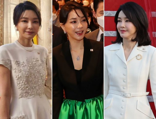 김건희 여사가 27~30일(현지시간) 스페인 마드리에서 첫 외교무대 데뷔전을 치른 가운데 순방 내내 옷깃에 태극기 배지를 착용해 눈길을 끌었다. (왼쪽부터) 28일 스페인 마드리드 왕궁에서 열린 펠리페 6세 국왕부부 주최 만찬장, 29일 마드리드 시내 호텔에서 열린 동포 만찬간담회, 27일 마드리드 바라하스 국제공항에서의 김건희 여사 모습. [연합, 대통령실사진기자단]