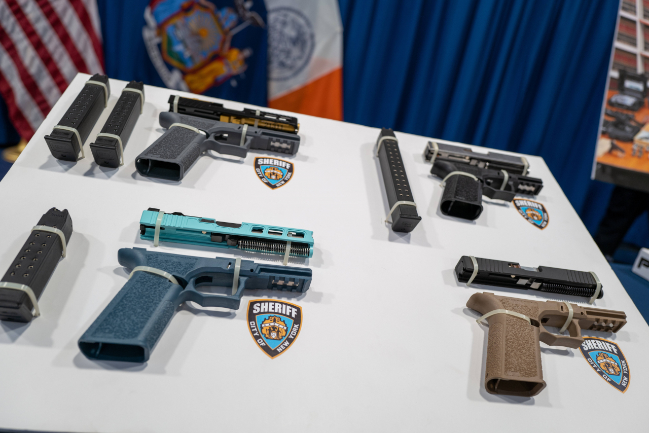 지난 29일(현지시간) 뉴욕시와 뉴욕경찰(NYPD)가 불법 ‘유령총’을 유통해 온 회사를 상대로 소송을 제기한다는 내용의 기자회견에서 공개된 유령총의 모습. [AFP]