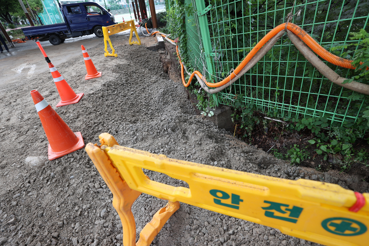 1일 오전 서울 종로구의 한 고등학교 통학로에서 발생한 싱크홀 주변에 안전 펜스가 설치돼 있다. 서울시교육청에 따르면 전날 집중호우로 인해 싱크홀이 생겼다. [연합]