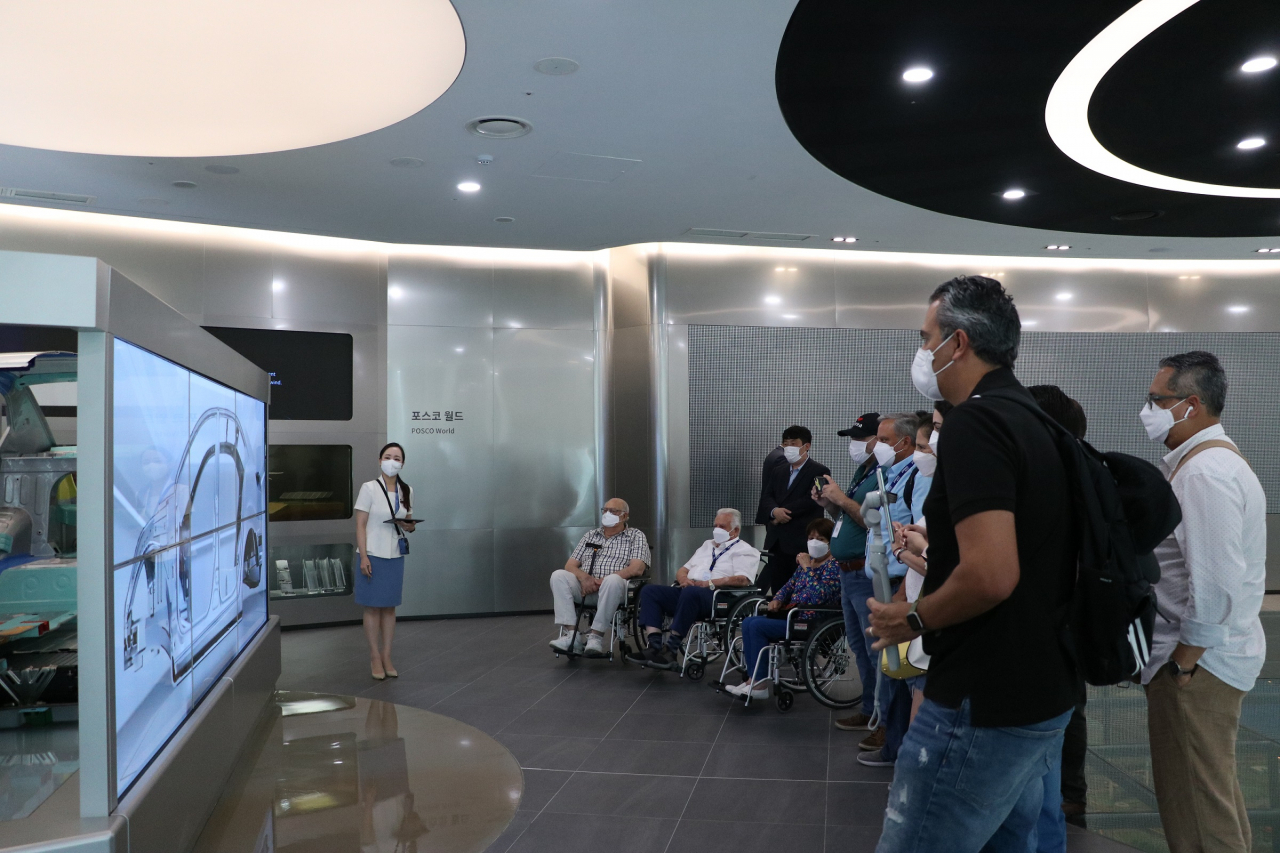 한·멕시코 수교 60주년을 맞아 한국을 찾은 멕시코 6·25 참전용사들이 포스코 ‘Park1538’을 방문해 견학하고 있다. [포스코 제공]