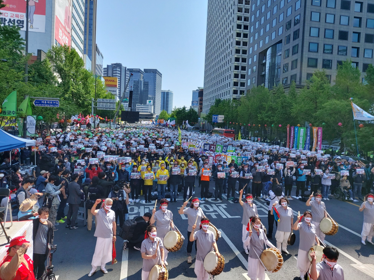 일요일이었던 지난 5월 1일 오후 서울 중구 세종대로에서 전국민주노동조합총연맹(민주노총) 주최로 열린 ‘2022년 세계노동절대회’ 참가자들이 일어서서 구호를 외치고 있다. 김희량 기자