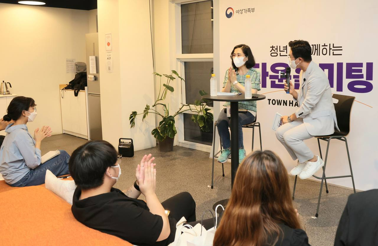 김현숙 여성가족부 장관이 6월30일 저녁 서울 소공동 ‘로컬스티치’에서 ‘청년과 함께하는 타운홀 미팅’을 개최하고, 2030 청년들이 생각하는 젠더갈등 문제에 대한 원인과 대안에 대해 논의하고 있다. [여성가족부]