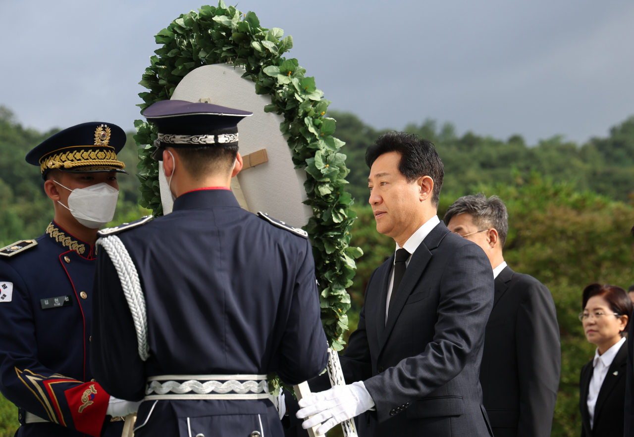 오세훈 서울시장이 1일 오전 서울 동작구 국립서울현충원을 찾아 참배하며 헌화하고 있다. [연합]