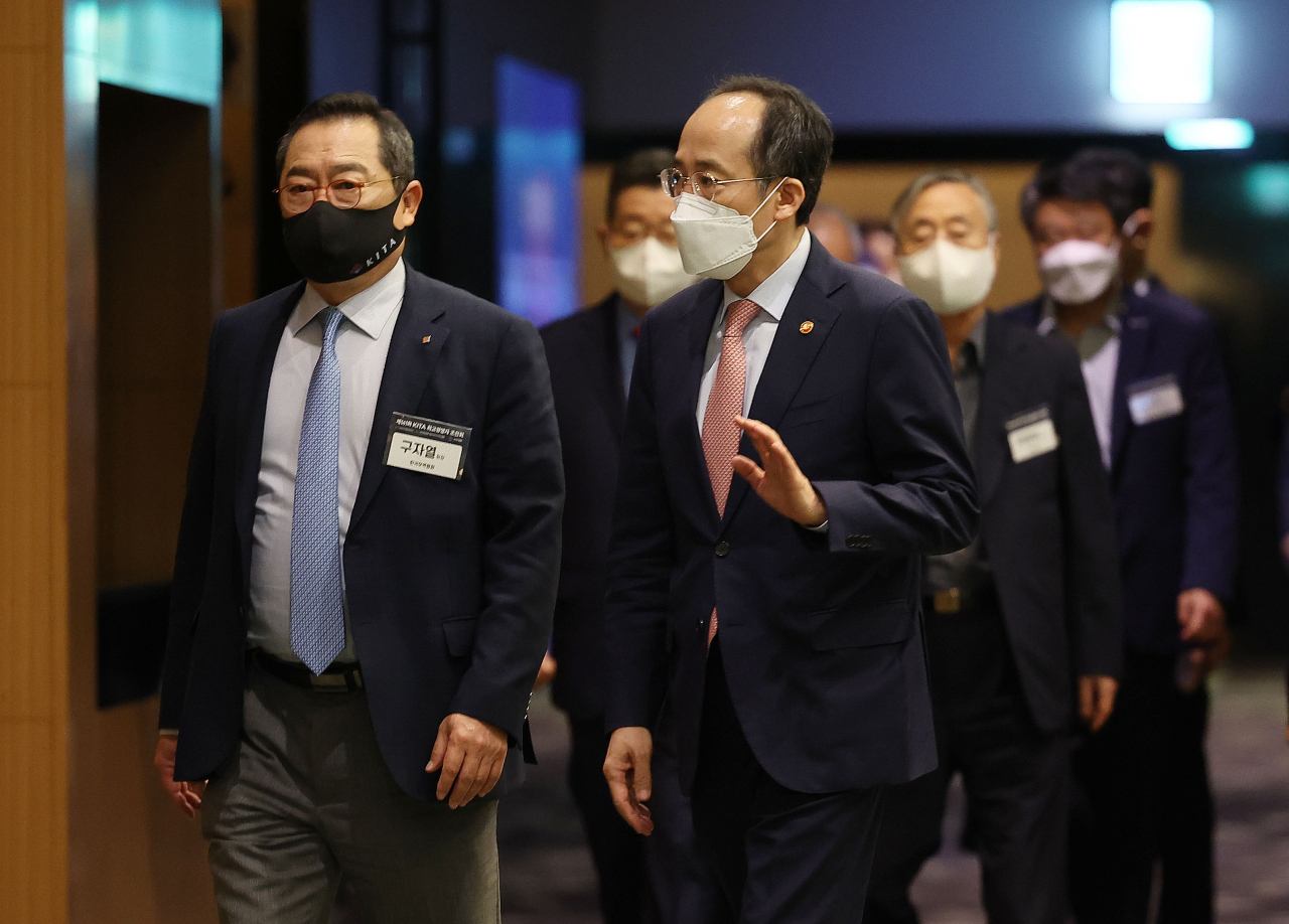 추경호 부총리 겸 기획재정부 장관(오른쪽)과 구자열 한국무역협회장이 30일 오전 서울 강남구 인터컨티넨탈 서울 코엑스에서 열린 제161회 KITA 최고경영자 조찬회에 참석하고 있다. [연합]