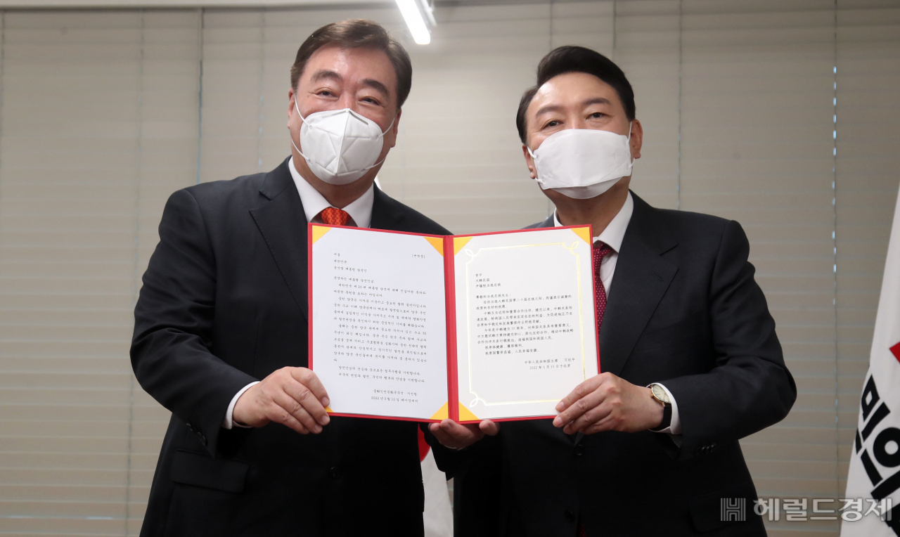 윤석열 대통령이 나토 정상회의 기간 탈중국 행보를 보인 가운데 향후 새로운 한중관계 설정이 과제가 될 전망이다. 윤 대통령이 지난 3월 당선인 신분으로 싱하이밍 주한중국대사를 접견한 자리에서 시진핑 중국 국가주석의 축하서신을 전달받고 기념사진을 촬영하고 있다. [헤럴드경제=이상섭 기자]