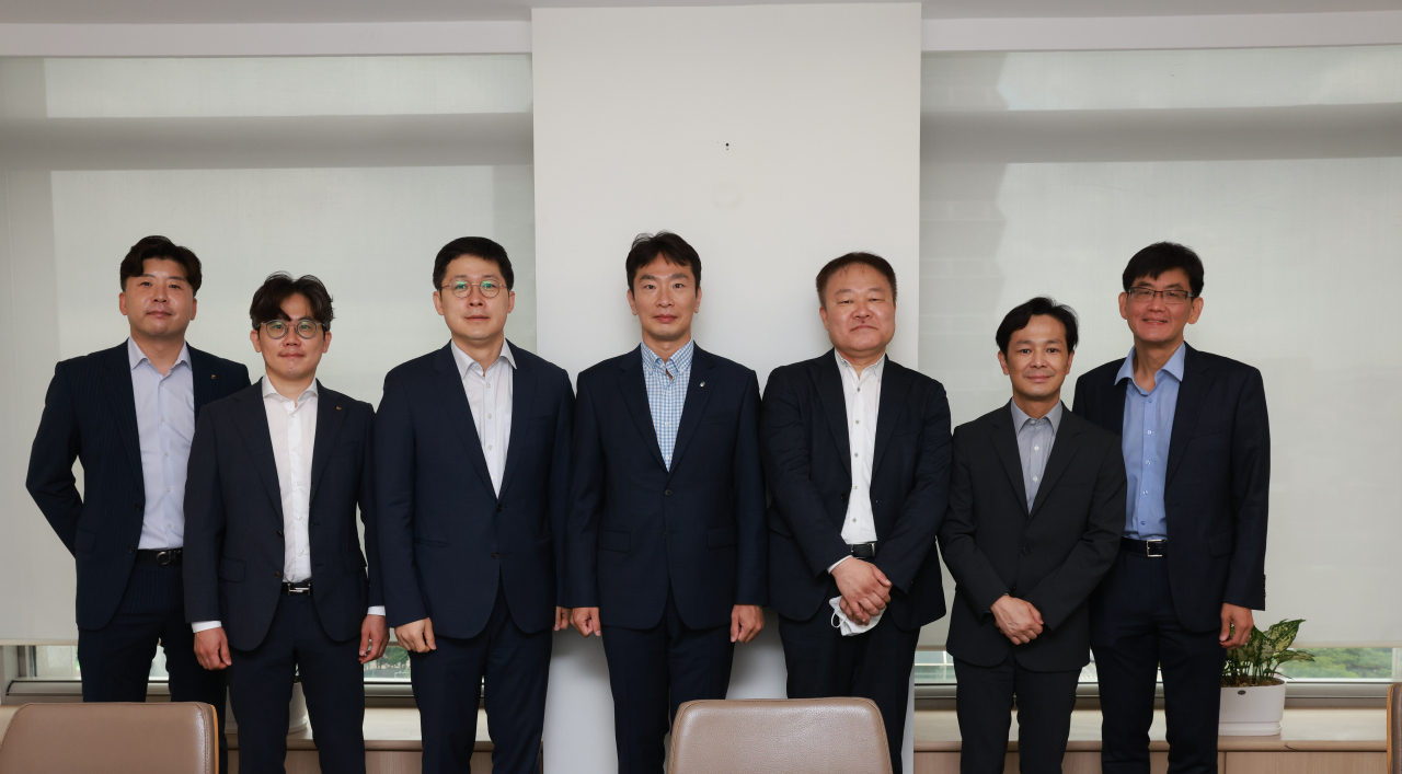 이복현 금융감독원장은 1일 시장전문가들과 간담회에서 “대내외 불확실성 확대로 퍼펙트스톰이 이미 시작됐을지도 모른다”고 밝혔다. 사진 왼쪽부터 황병진 NH투자증권 애널리스트, 장문준 KB증권 애널리스트, 윤석모 삼성증권 리서치센터장, 이복현 금감원장, 김학균 신영증권 리서치센터장, 박석길 제이피모간체이스 이코노미스트, 오석태 소시에테제네랄 이코노미스트. [금감원 제공]