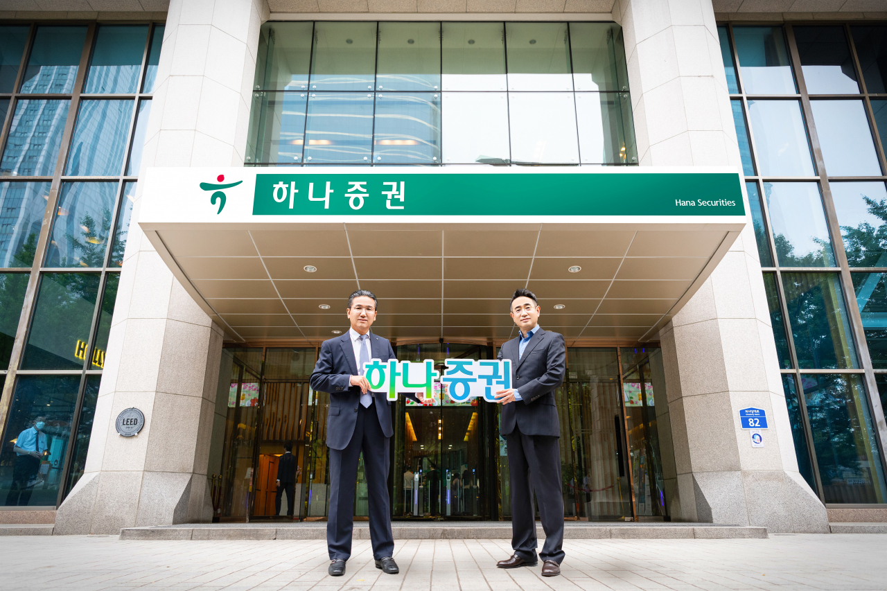하나증권 노조위원장(오른쪽)과 WM그룹장(왼쪽)이 1일 서울 여의도 본사 앞에서 새로운 사명 ‘하나증권’을 소개하고 있다. [하나증권 제공]